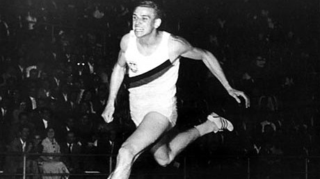 Armin Hary läuft beim Leichtathletik-Sportfest in Zürich  am 21. Juni 1960 die 100 Meter in 10 Sekunden.