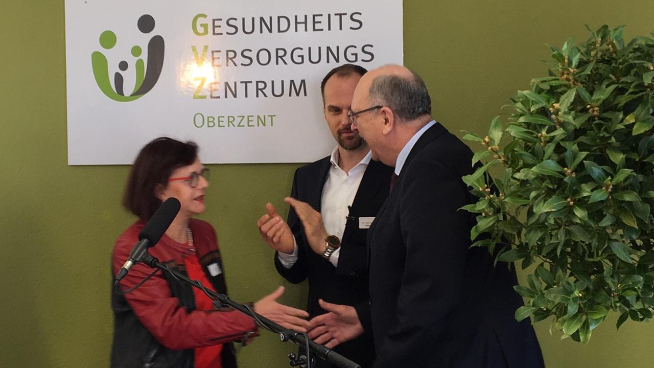 Hessens Gesundheitsminister Stefan Grüttner (CDU; rechts im Bild) kam eigens nach Oberzent, um das neue Gesundheitsversorungszentrum zu eröffen.
