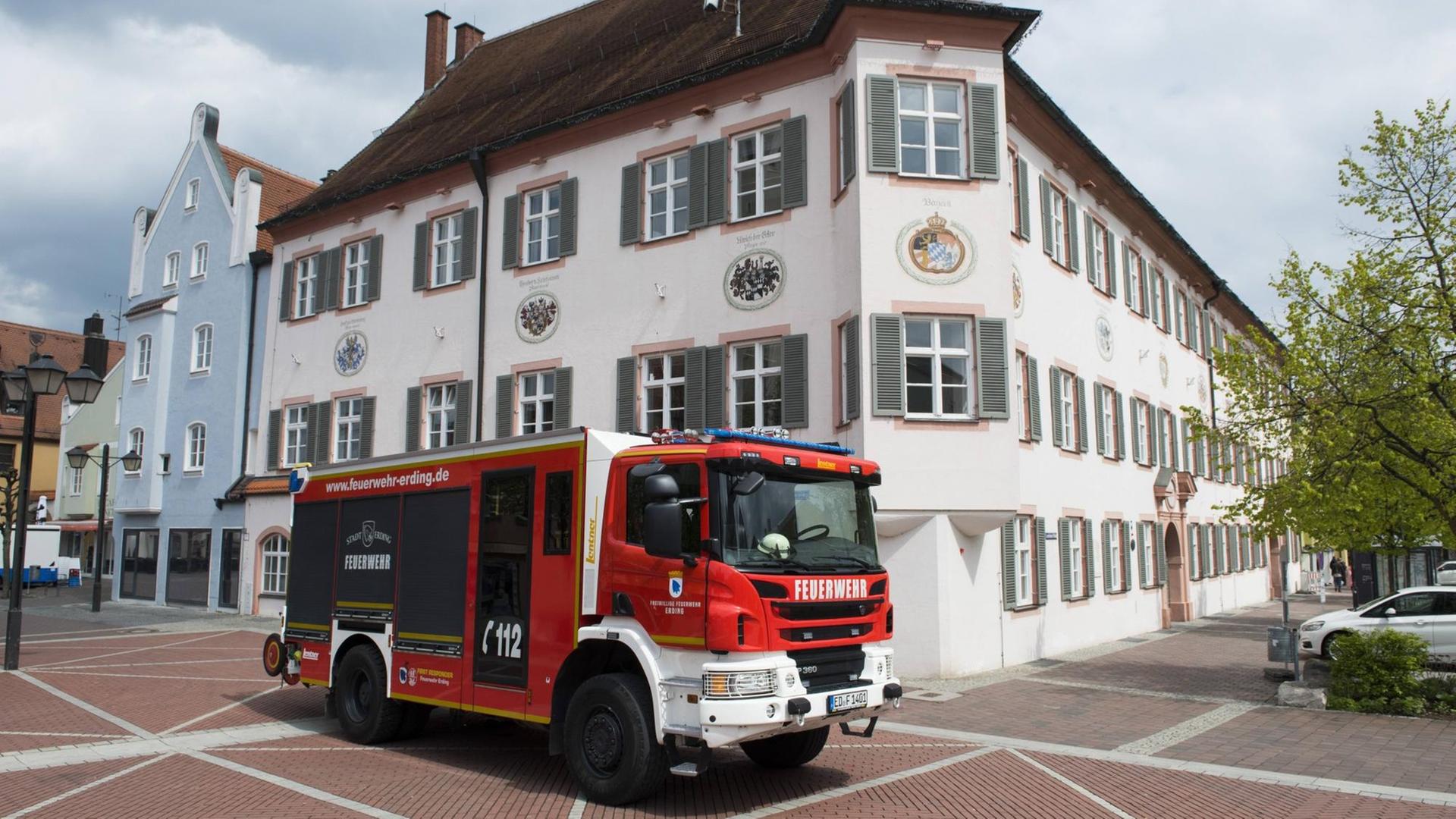 Ein Einsatzfahrzeug der Freiwilligen Feuerwehr Erding vom Typ Hilfeleistungslöschgruppenfahrzeug (HLF 20). Ein Einsatzfahrzeug der Freiwilligen Feuerwehr Erding vom Typ Hilfeleistungslöschgruppenfahrzeug (HLF 20).