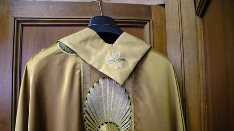 Eines der päpstlichen Messgewänder hangt in der vatikanischen Sakristei an einem Kleiderhaken