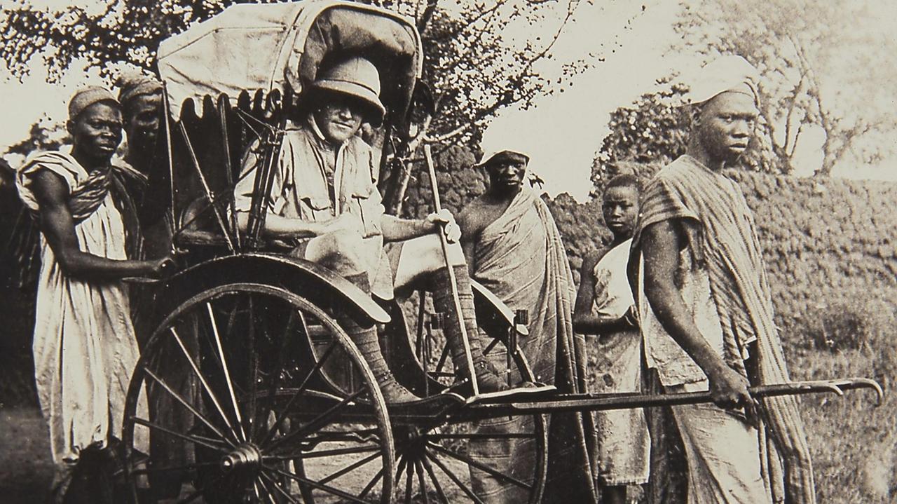 Historisches Foto: Nigerianer beim Transport eines britischen Kolonialbeamten in einer Rikscha 