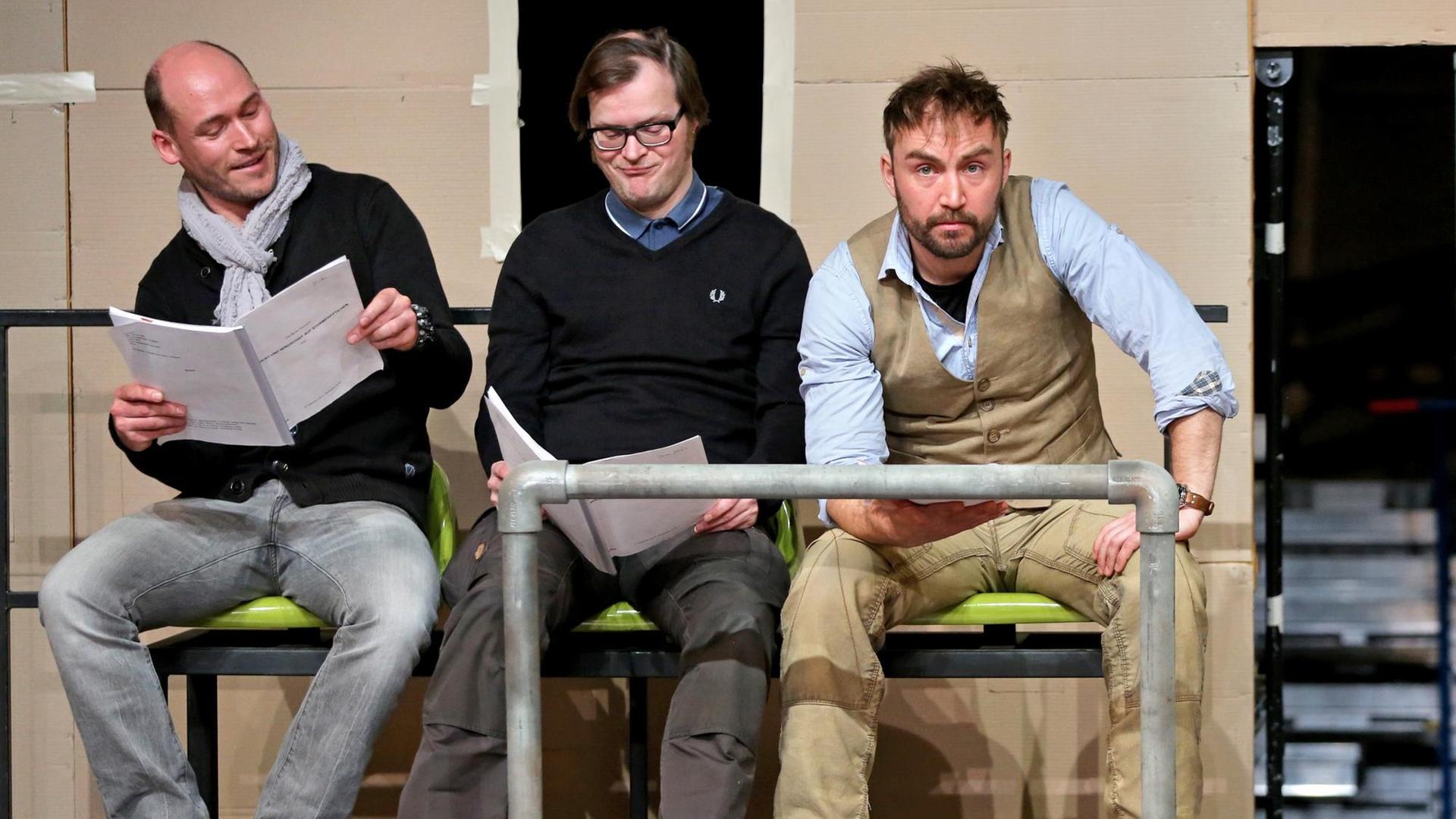 Die Schauspieler Martin Klemm (von links nach rechts), Sven Reese und Philipp Oehme lesen während des Probenauftaktes am 20.02.2017 im Theater der Jungen Welt in Leipzig (Sachsen) aus dem Theaterstück "Juller".