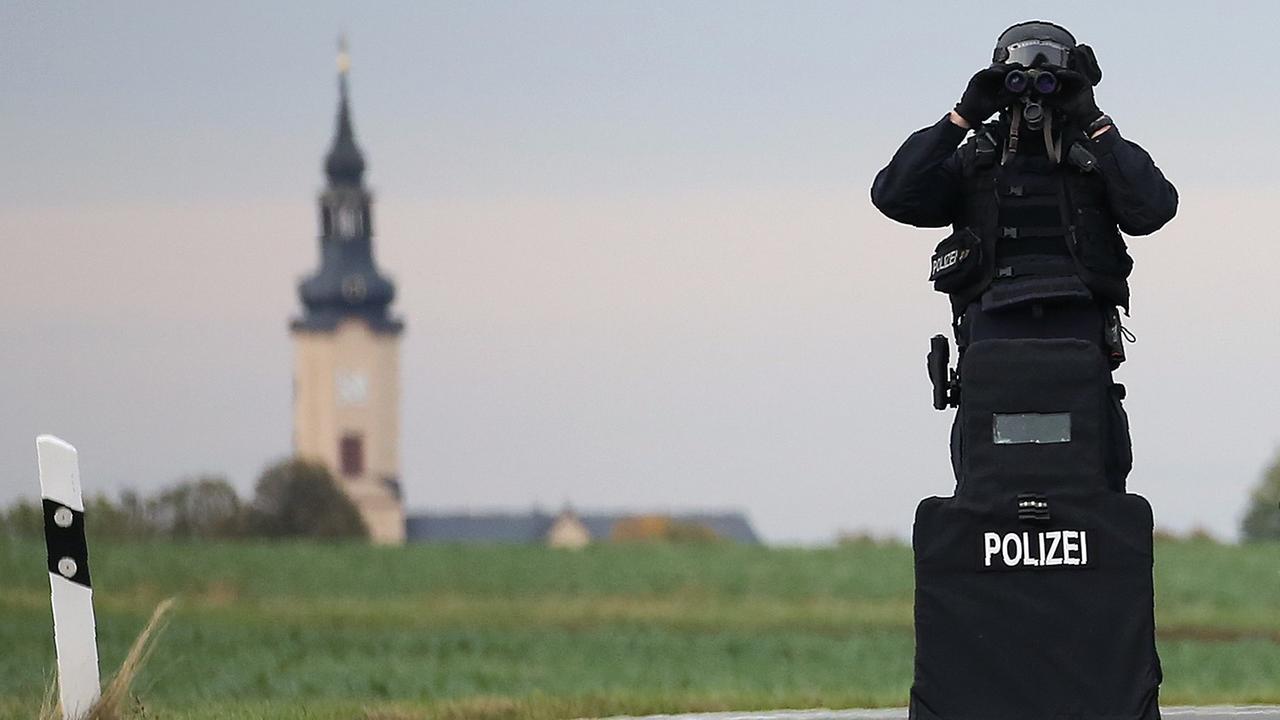 Die Polizei versichert nach dem Anschlag am 9. Oktober in Halle ein Gebiet zwischen den Orten Wiedersdorf und Landsberg in der Nähe von Halle. Bei dem Angriff auf eine jüdische Synagoge waren zwei Menschen getötet worden.