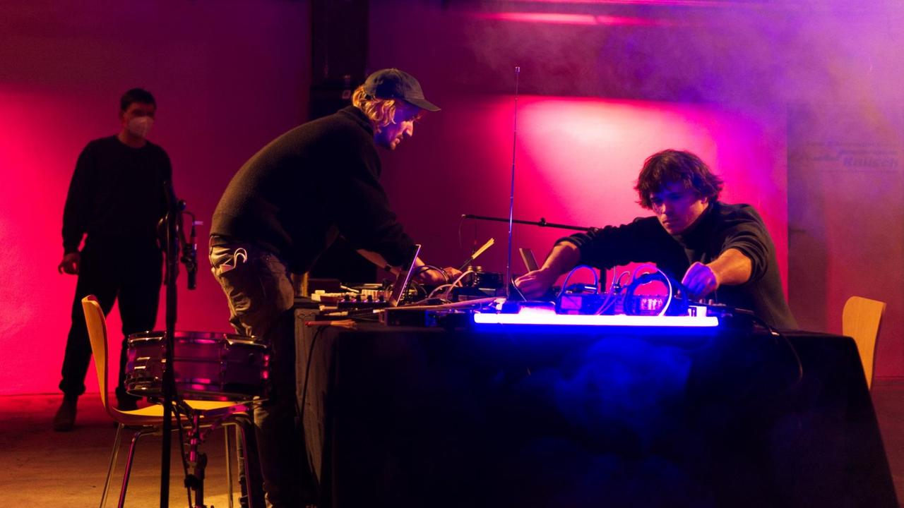 Paul Hauptmeier (Mitte) und Martin Recker (rechts) vom Kunstzentrum ZIMMT in Leipzig bei einer Klangperformance.