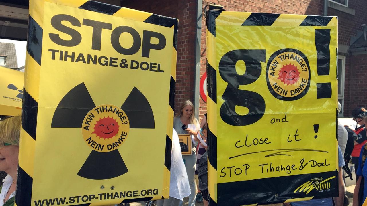 Atomkraftgegner halten im belgischen Eupen Plakate mit der Aufschrift "Stop Tihange und Doel" hoch. 