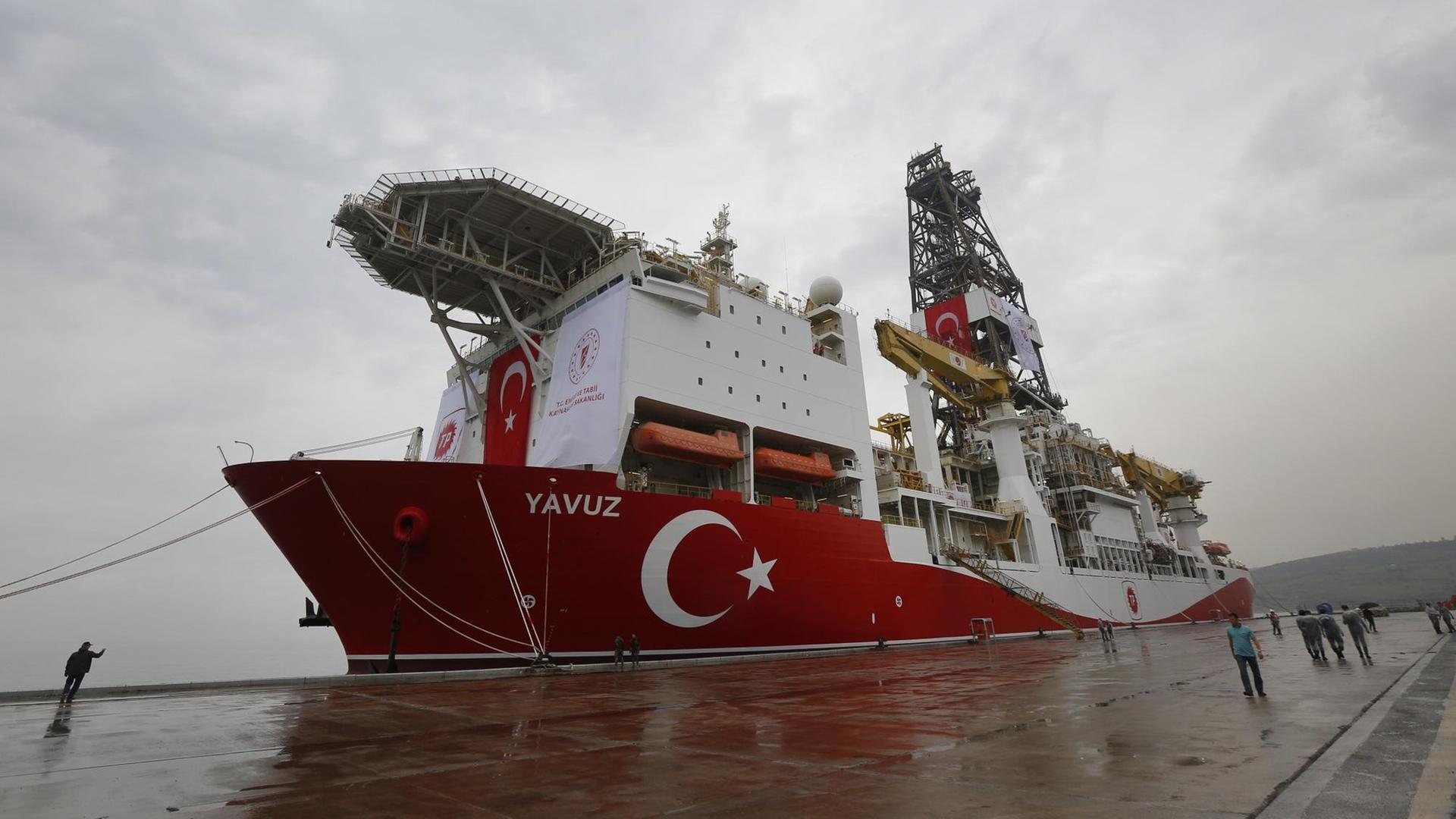 Türkei, Dilovasi: Das Bohrschiff "Yavuz" liegt im Hafen von Dilovasi, bevor es ins Mittelmeer entsandt wird. Nach Angaben von türkischen Beamten soll das Bohrschiff in ein Gebiet vor Zypern geschickt werden, um nach Gas zu bohren. (zu dpa: EU bereitet wegen Erdgas-Erkundungen Strafmaßnahmen gegen Türkei vor)