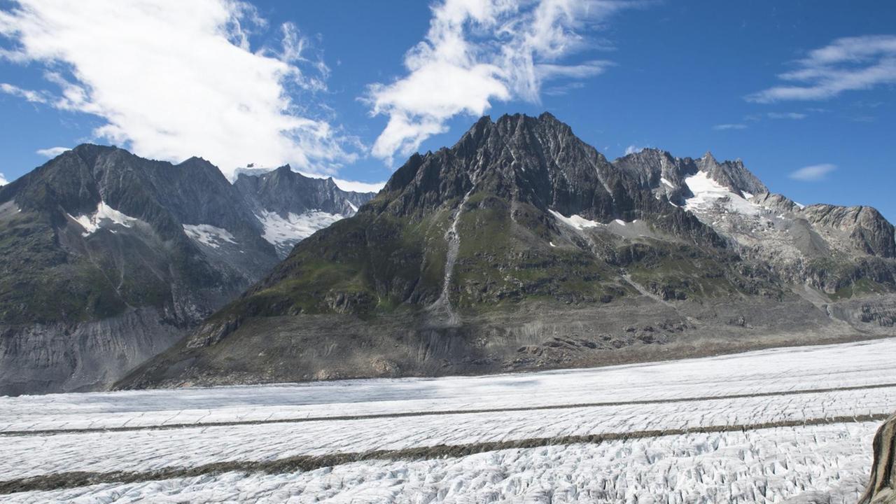 Blick auf den Aletschgletscher in der Schweiz in Fiesch am 28.Juli 2015. Wenig Schnee, viel Stein.