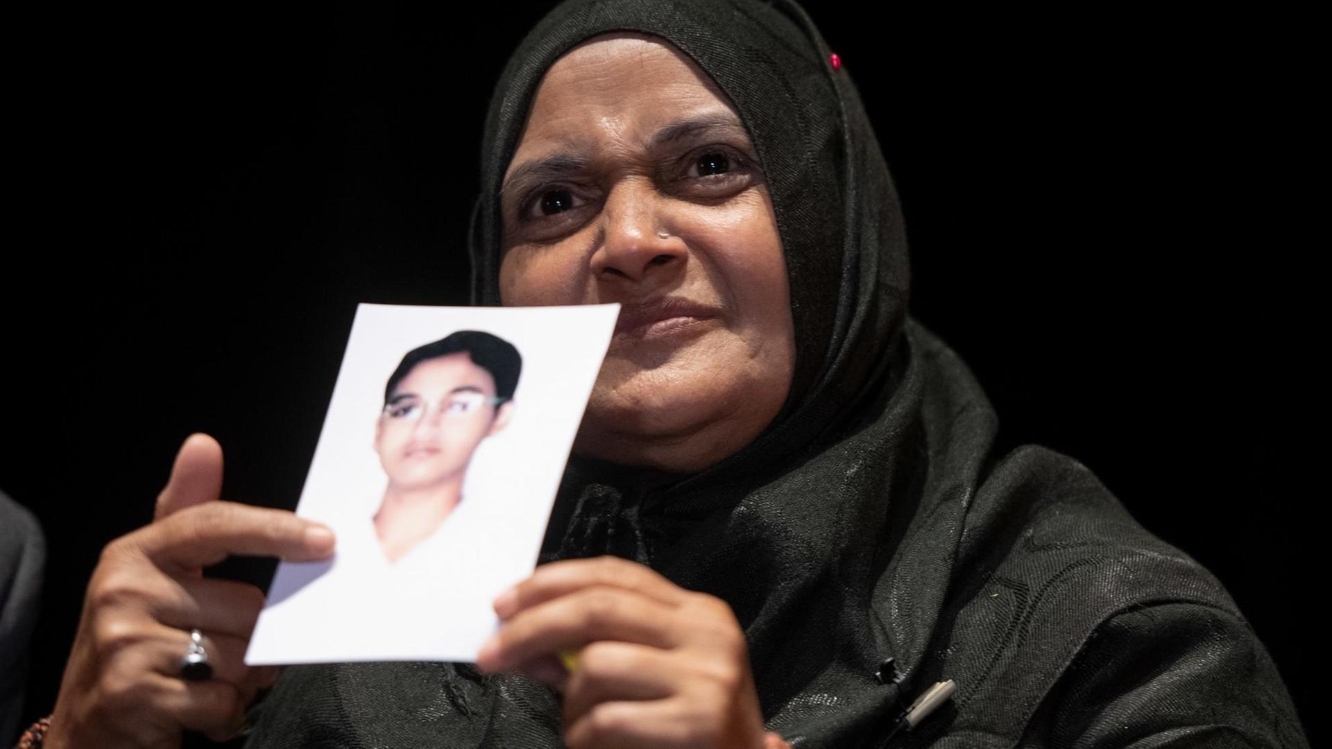 Saeeda Khatoon zeigt ein Foto ihres verstorbenen Sohnes, eines der Brandopfer