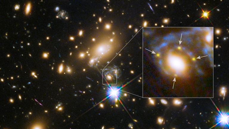 Eine Explosion, vier Bilder: Die Supernova Refsdal kurz nach ihrer Entdeckung