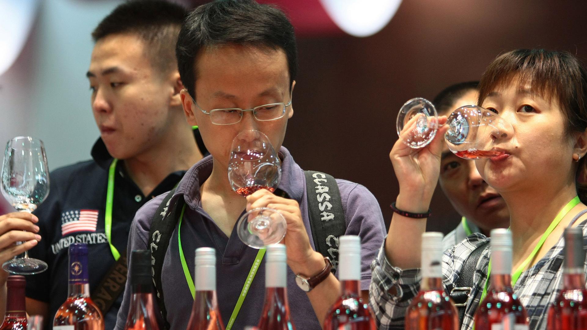 Besucher einer Weinmesse in Shanghai. Besucher einer Weinmesse in Shanghai.