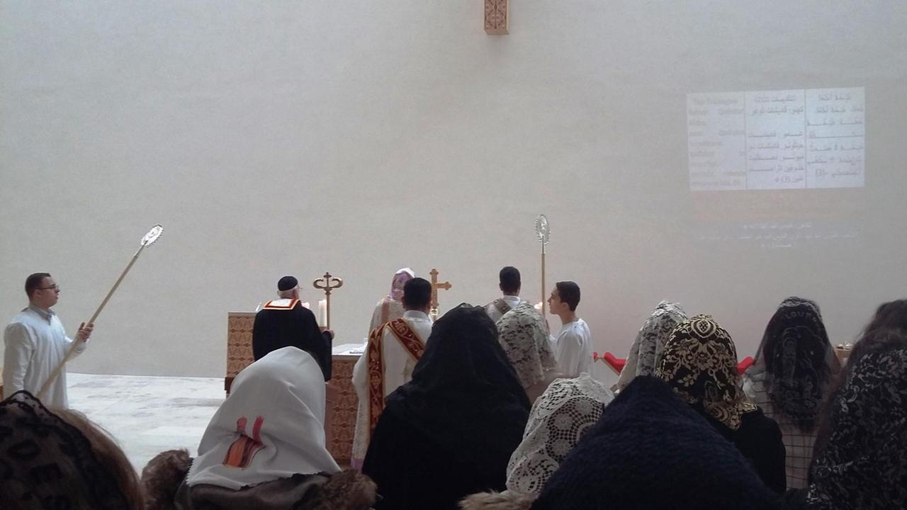 Der Priester aus Berlin Pfarrer Numan Güney leitet den syrisch-orthodoxen Gottesdienst in der Leipziger Propsteikirche