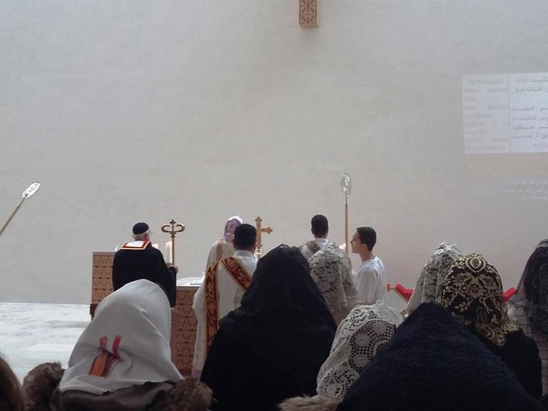 Der Priester aus Berlin Pfarrer Numan Güney leitet den syrisch-orthodoxen Gottesdienst in der Leipziger Propsteikirche