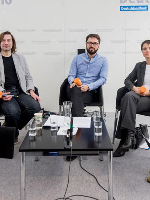 Von links: Islamwissenschaftler Stephan Kokew, Karikaturist Bernd Zeller, Axel Rahmlow (Deutschlandradio), Frauke Petry (Vorsitzende AfD Sachsen), Journalistin Khola Maryam Hübsch
