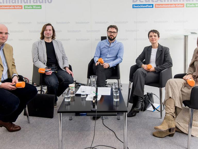 Von links: Islamwissenschaftler Stephan Kokew, Karikaturist Bernd Zeller, Axel Rahmlow (Deutschlandradio), Frauke Petry (Vorsitzende AfD Sachsen), Journalistin Khola Maryam Hübsch