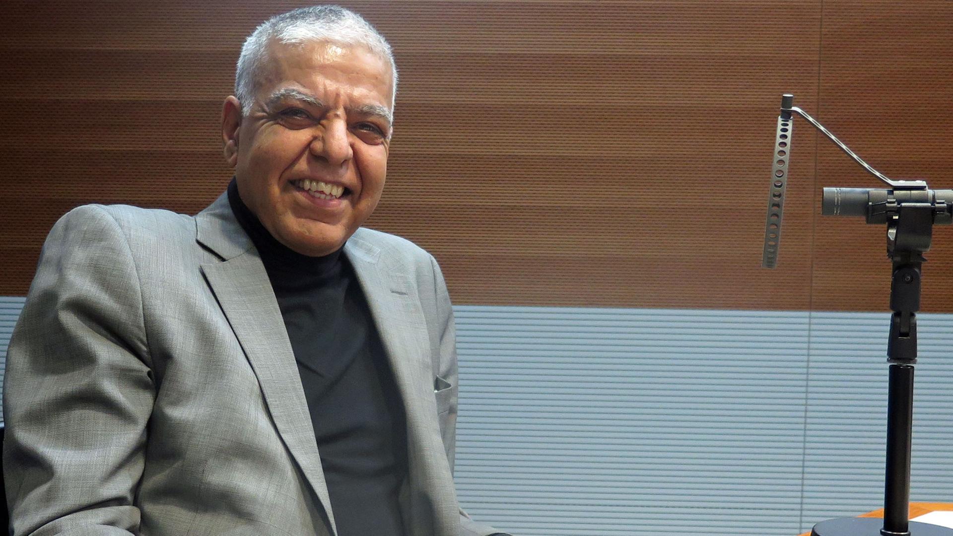 Typographie-Professor Rayan Abdullah, Leiter der "Akademie für transkulturellen Austausch"