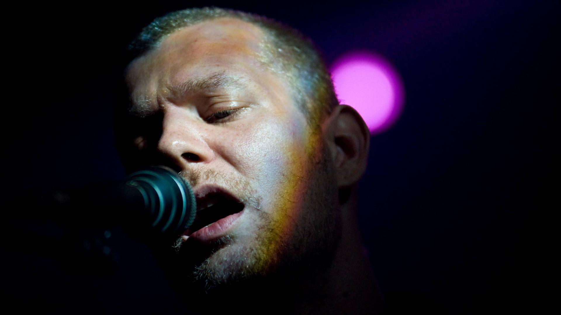 Der britischer Folksänger Matt Elliott bei einem Auftritt im Camden Electric Ballroom in London.