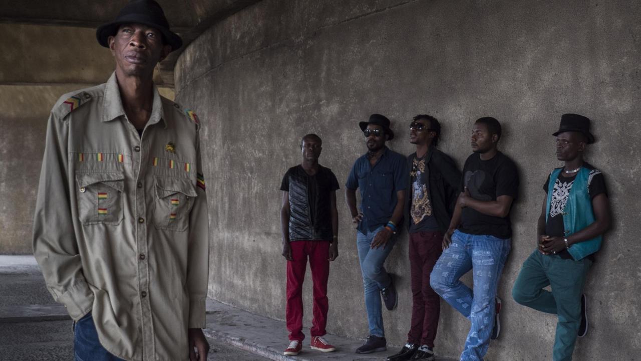 Die Mitglieder der Band Jupiter& Okwess in den Straßen von Harare