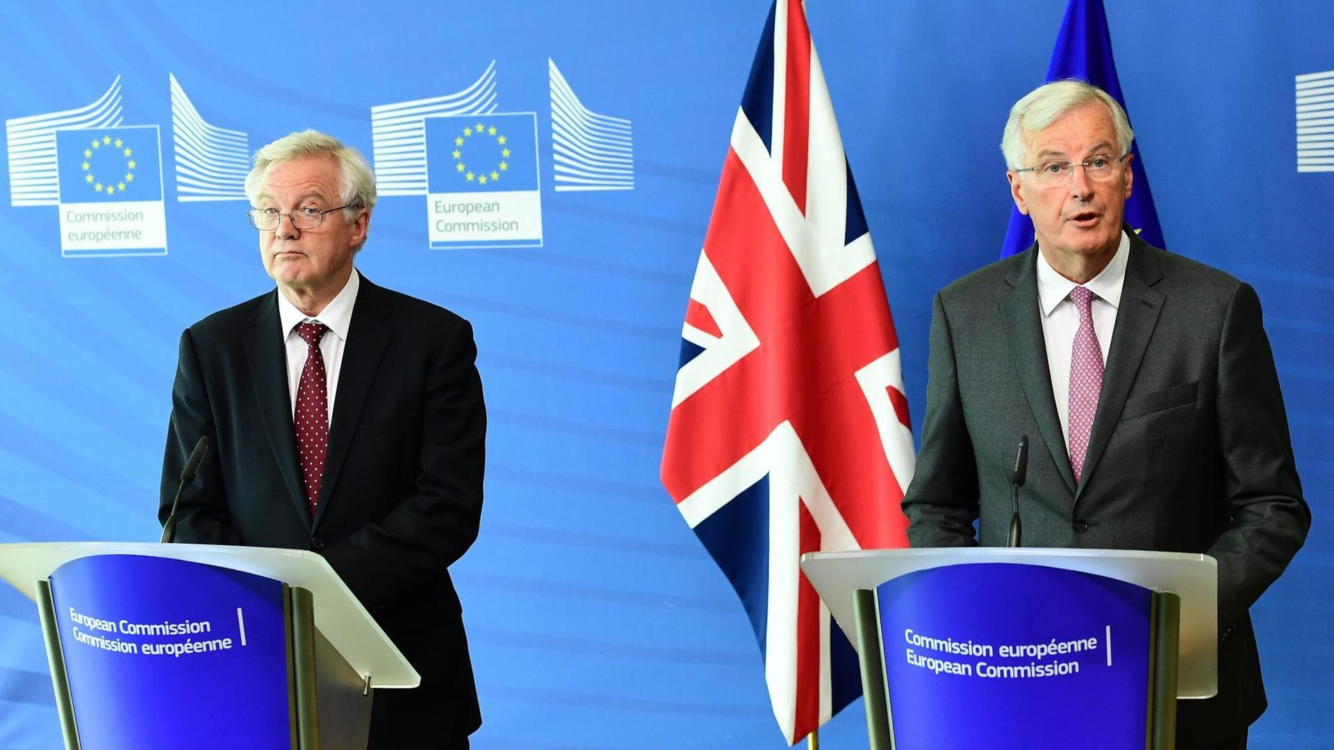 Die Chefunterhändler der EU und Großbritanniens für den Brexit, Michel Barnier (rechts) und David Davis, in Brüssel.