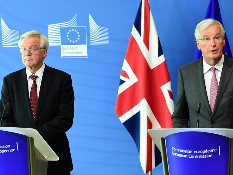 Die Chefunterhändler der EU und Großbritanniens für den Brexit, Michel Barnier (rechts) und David Davis, in Brüssel