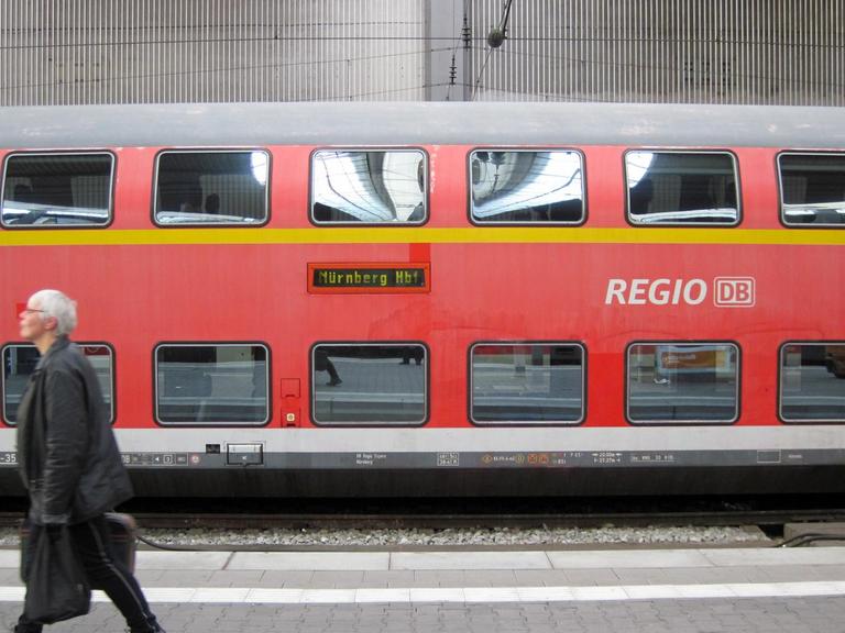 Auf einem Bahngelis im Hauptbahnhof München steht ein Regionalzug nach Nürnberg.