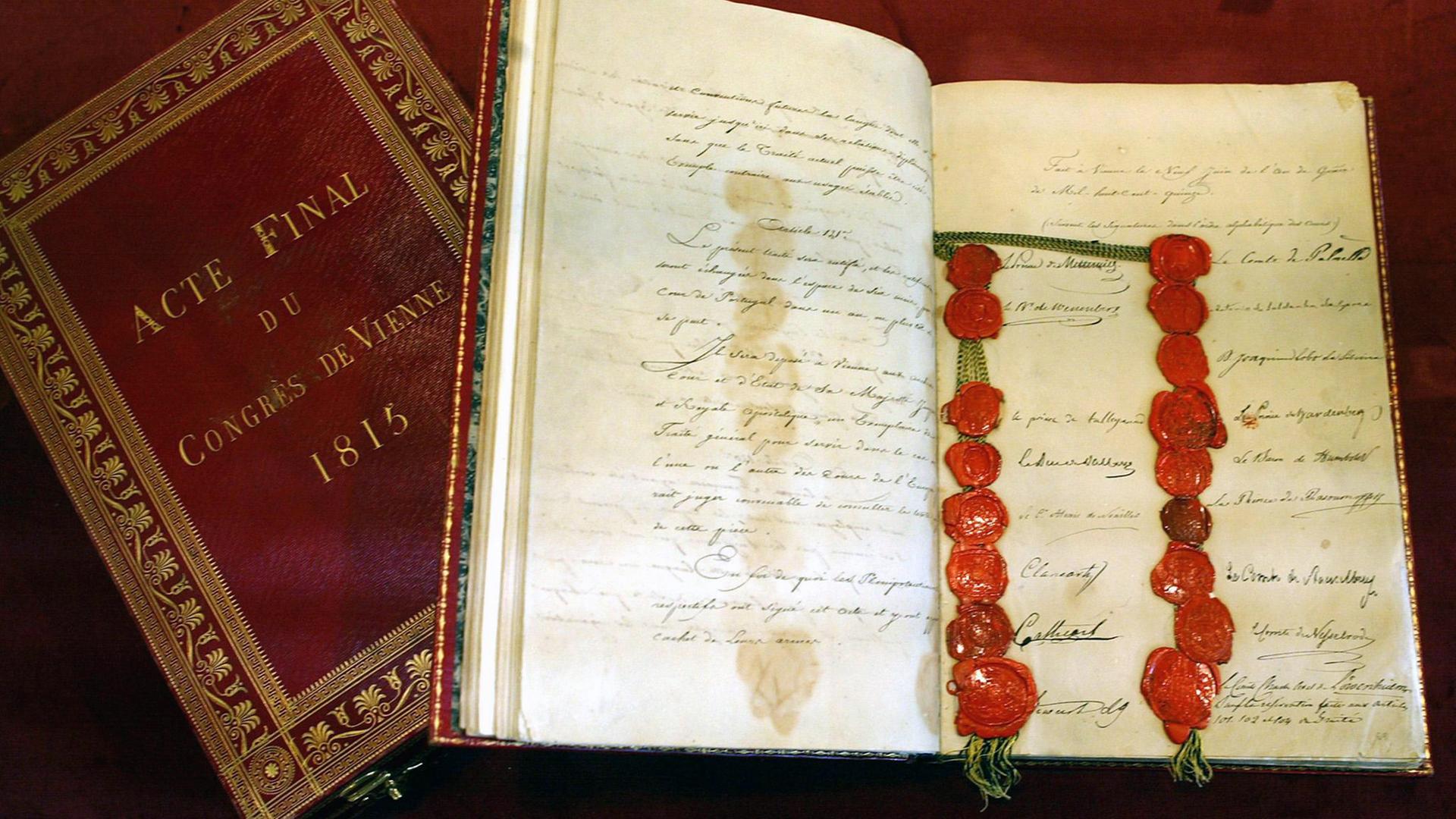 Ein Exemplar der Schlussakte des Wiener Kongress aus dem Jahr 1815 im Haus-, Hof und Staatsarchiv in Wien