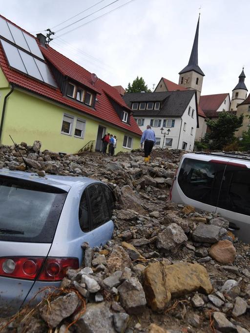 Zwei Autos sind unter eine Geröllmasse verschüttet