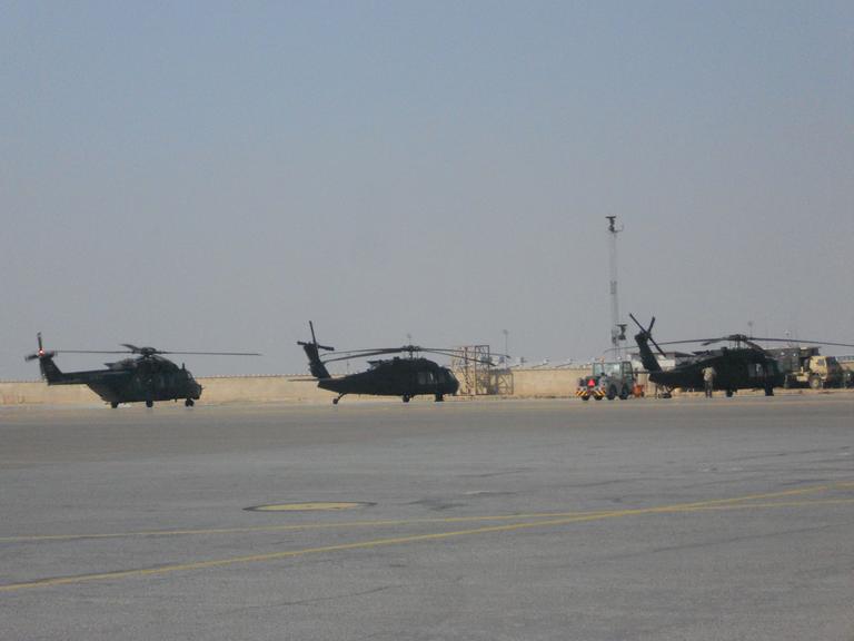 Auf dem Flugfeld befinden sich drei Hubschrauber.