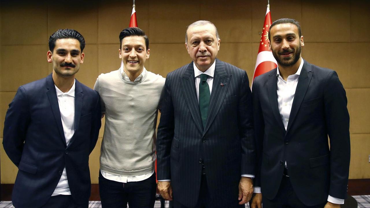 Staatspräsident der Türkei, steht zusammen mit den Premier League Fußballspielern Ilkay Gündogan (l), Mesut Özil (2.v.l.) und Cenk Tosun (r).