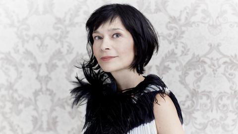 Die Opernsängerin Sandrine Piau blickt im Halbprofil in die Kamera