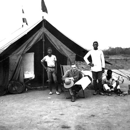 Ein deutscher Regierungsbeamter auf einer Reise ins Innnere Kameruns.