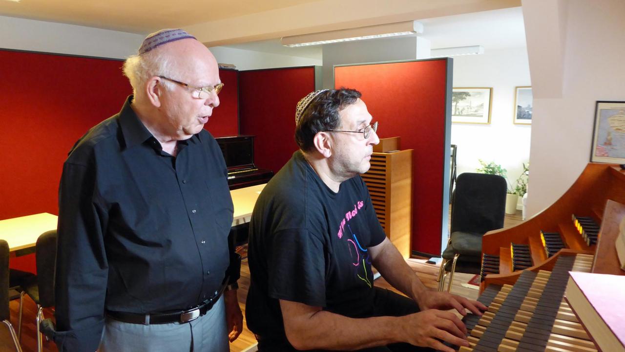 Kantor Schleifer und Ralph Selig spielen Orgel in der Synagoge.