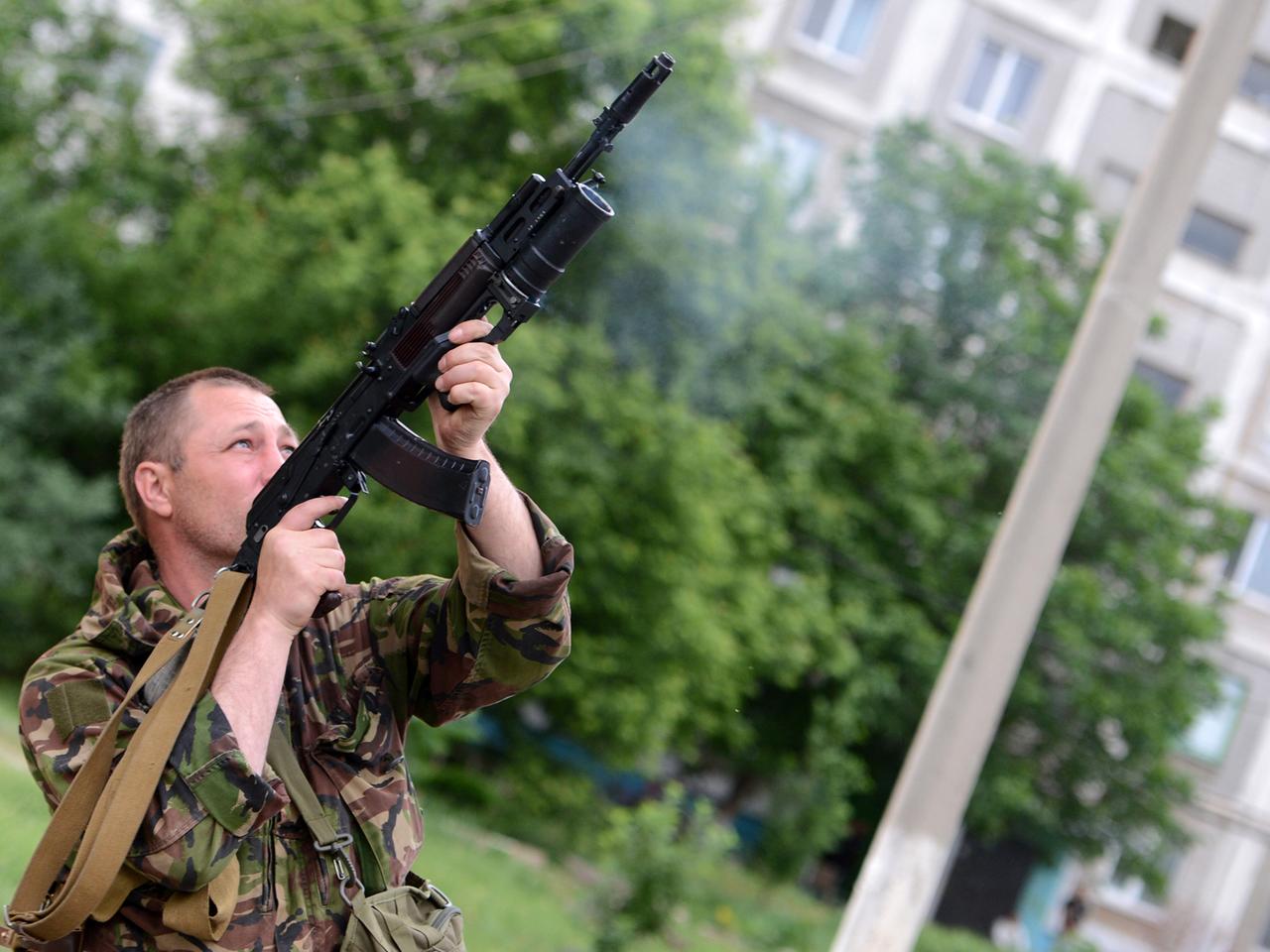 Ein prorussischer Separatist schießt in Lugansk auf die ukrainische Luftwaffe. 