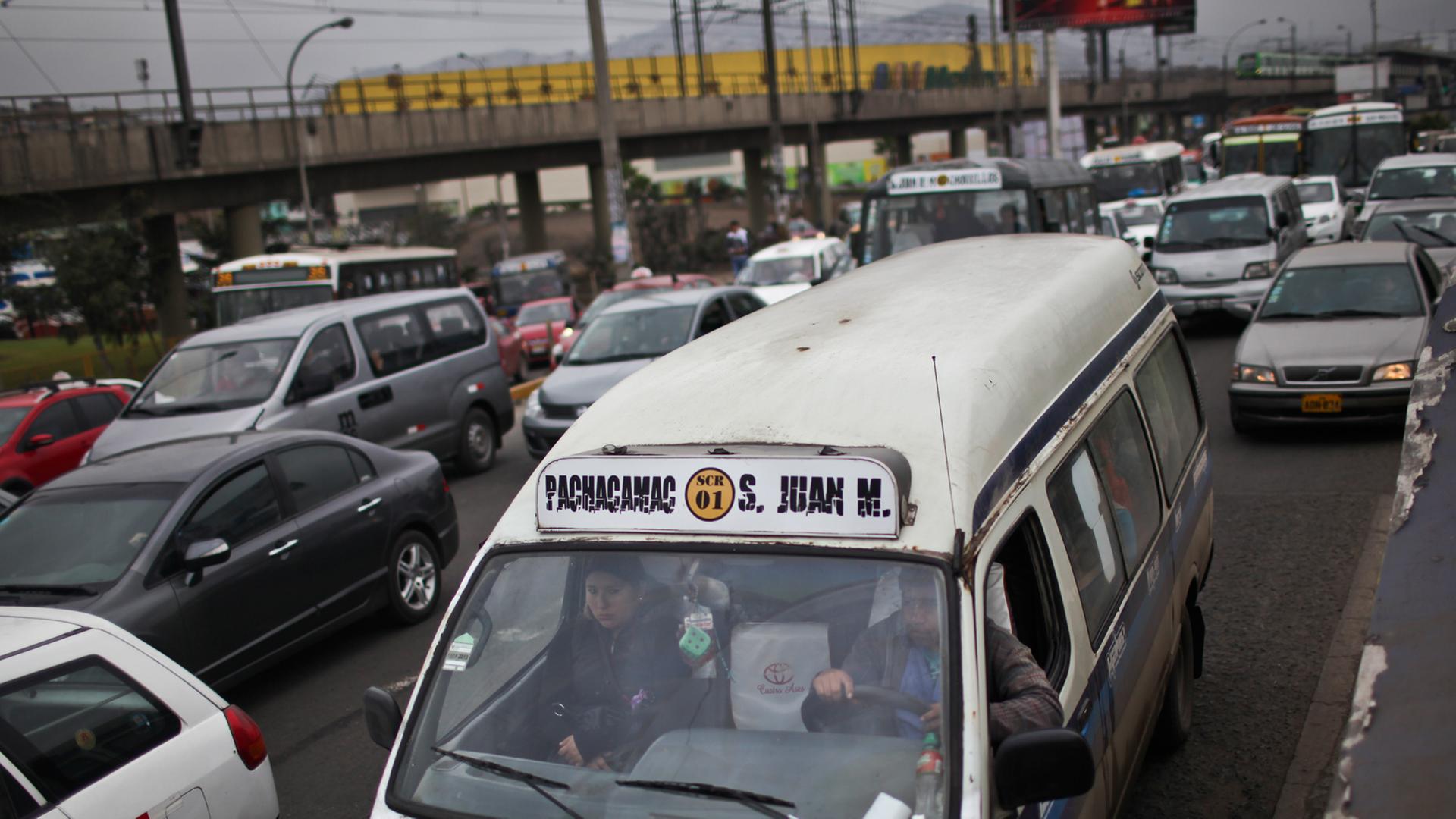 Autos und Taxis ohne Ende: Lima versinkt im Verkehrschaos