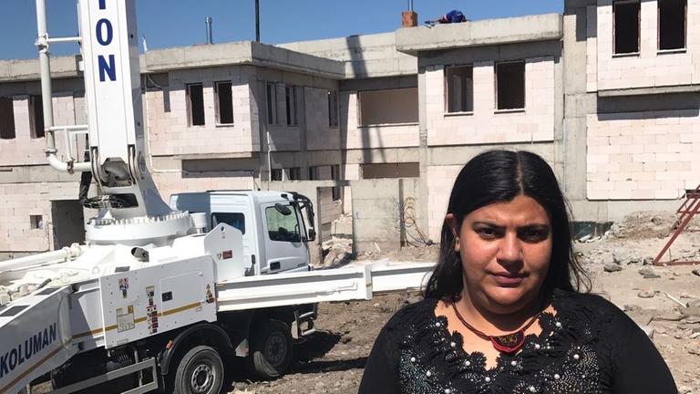 Die 24-jährige Zozan auf der Baustelle in Diyarbakir, wo vor wenigen Monaten die Wohnung ihrer Familie war.