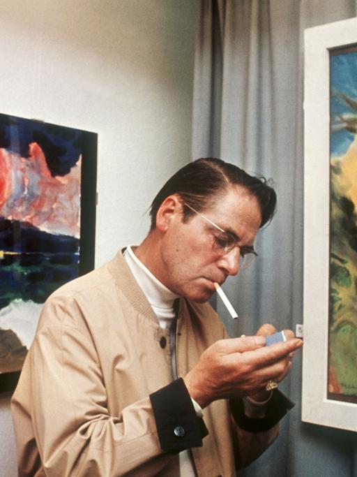 Der Kunstmaler Lothar Malskat zündet sich während einer Ausstellung eine Zigarette an (undatierte Aufnahme). Bekannt wurde Malskat durch seine genialen Fälschungen Anfang der 50-er Jahre in der Marienkirche in Lübeck.
