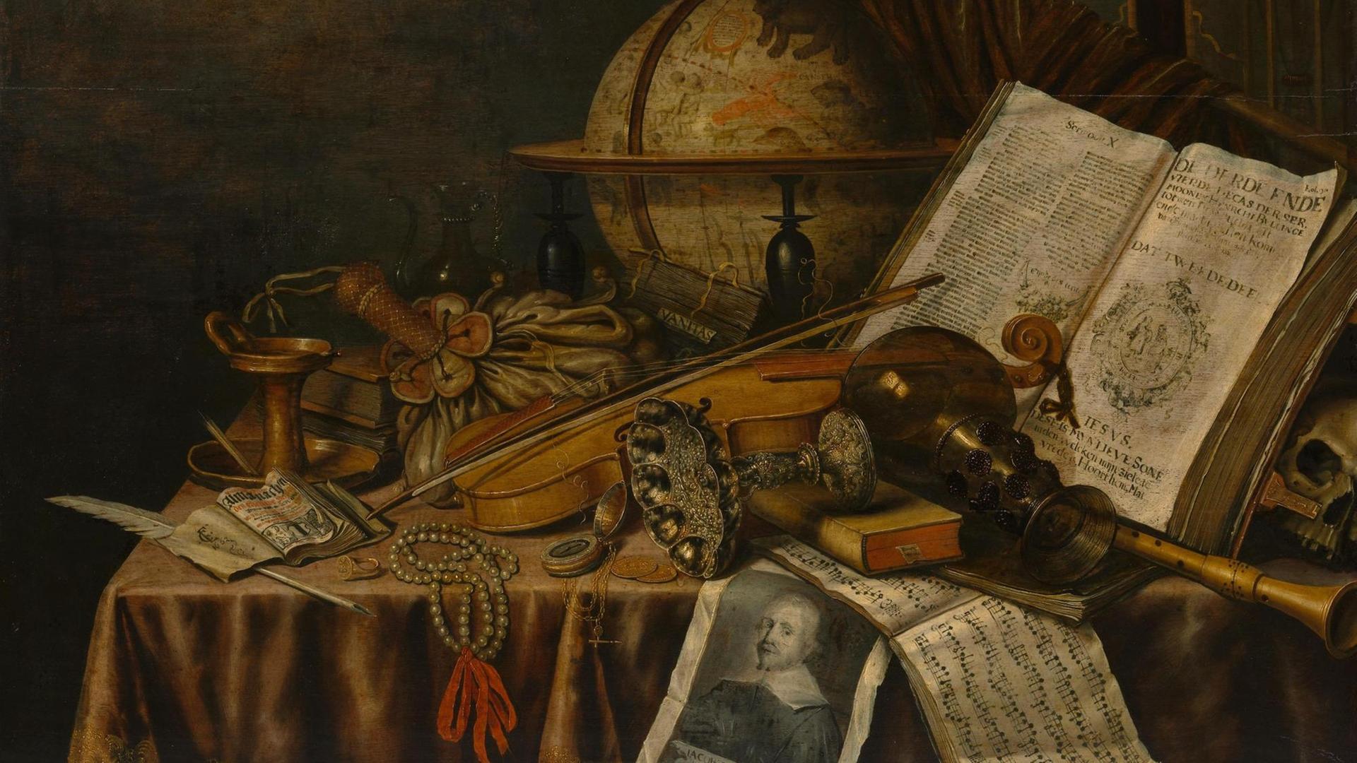 Das Stilleben von Edwaert Collier zeigt Vanitas-Motive wie ein Buch, einen Globus, Noten und eine Geige, einen leeren Kelch, Schmuck und eine Schreibfeder.