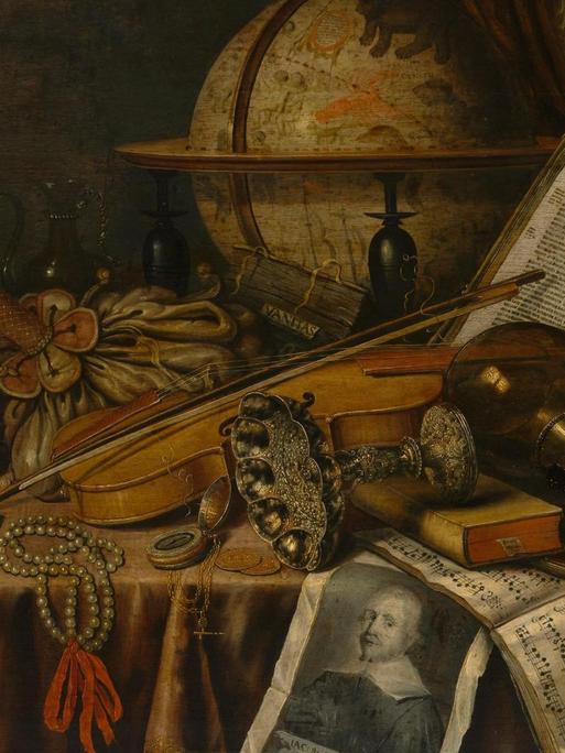 Das Stilleben von Edwaert Collier zeigt Vanitas-Motive wie ein Buch, einen Globus, Noten und eine Geige, einen leeren Kelch, Schmuck und eine Schreibfeder.