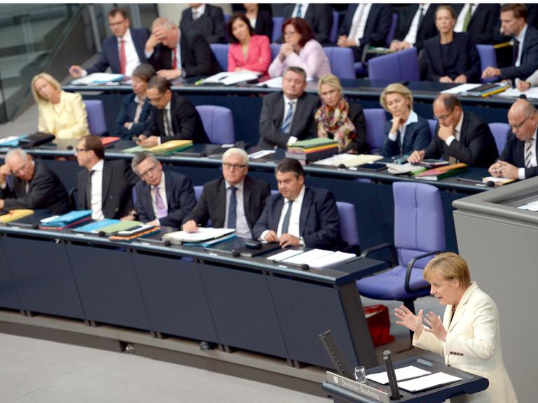 Bundeskanzlerin Angela Merkel (CDU) spricht am 10.09.2014 im Rahmen der Plenarsitzung im Deutschen Bundestag in Berlin zu den Abgeordneten.