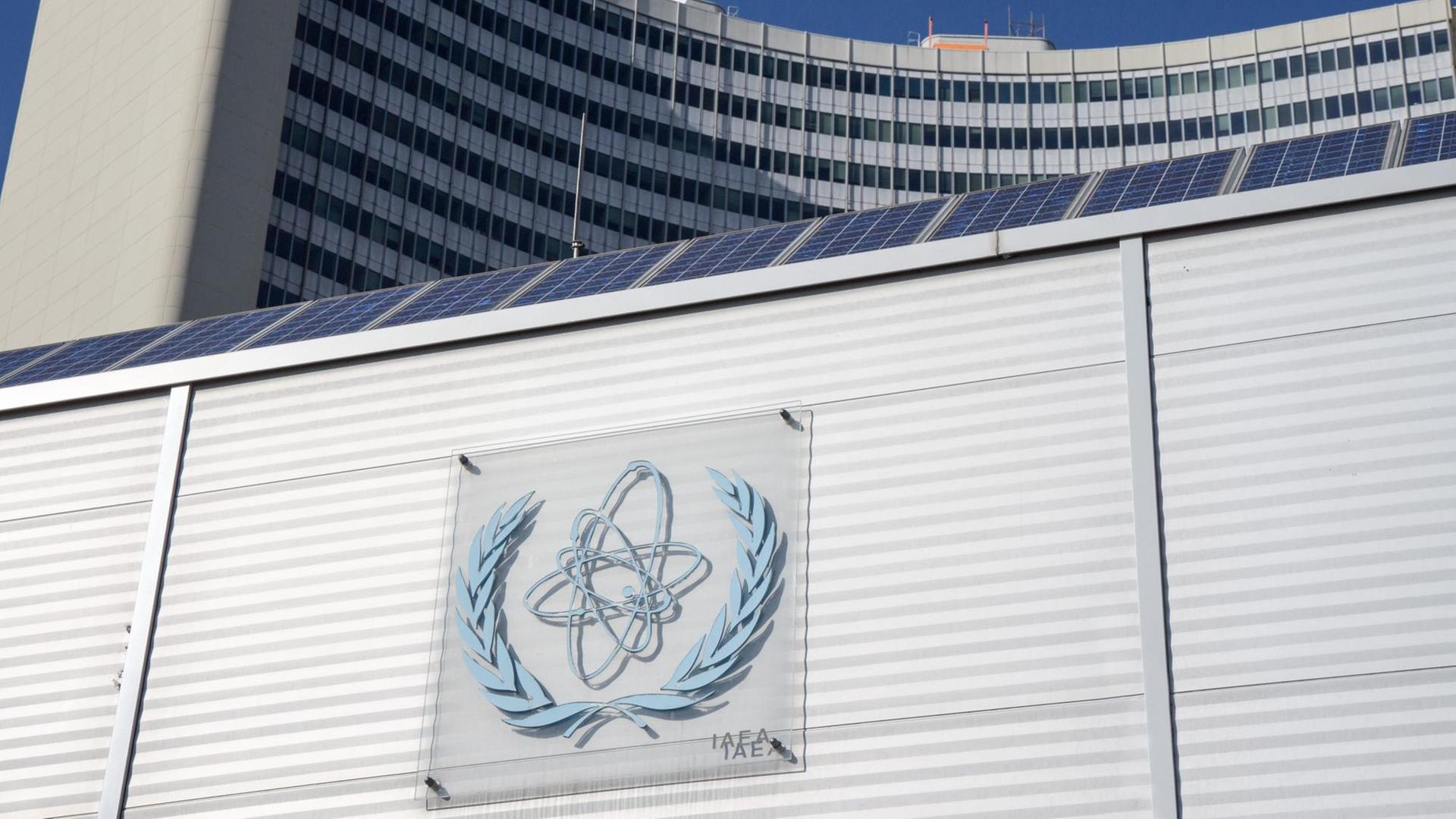 Logo der Internationalen Atomenergie-Organisation (IAEA) am UN-Hauptquartier in Wien.