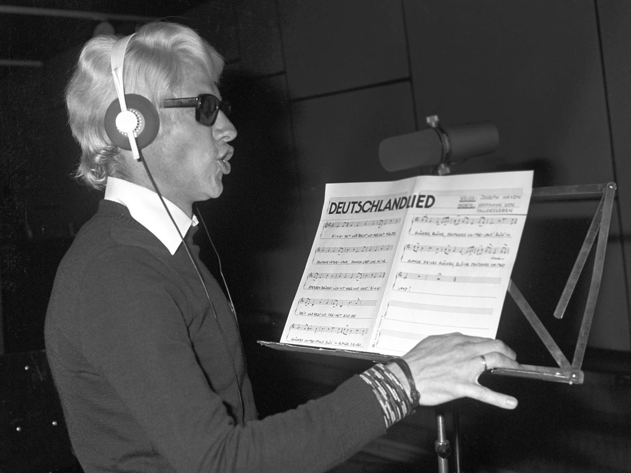 	Volksmusiksänger Heino nimmt am 9. September 1977 in einem Aufnahmestudio in Köln die deutsche Nationalhymne auf.