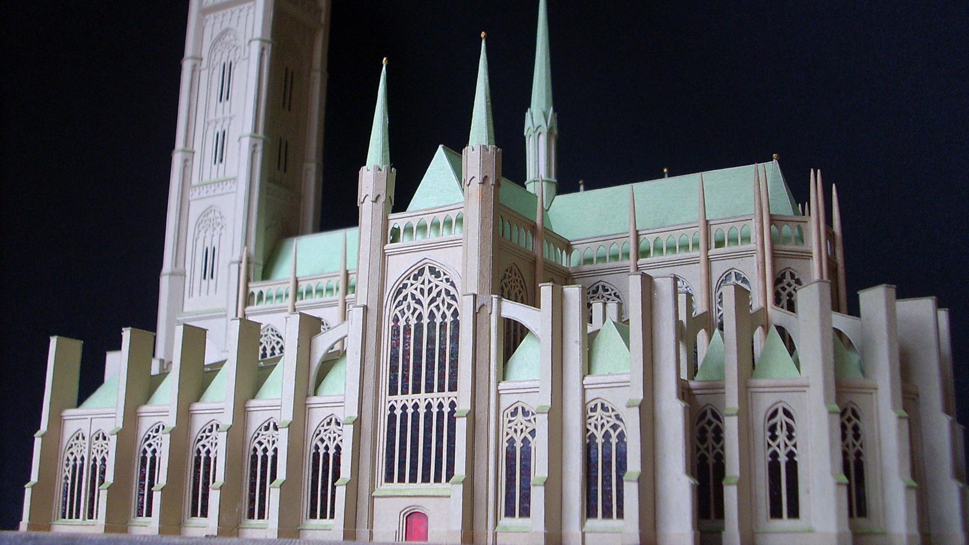 Kirchenmodell aus Pappe und Papier, entstanden 2003 - 2007, erstellt von Rolf Schäfer
