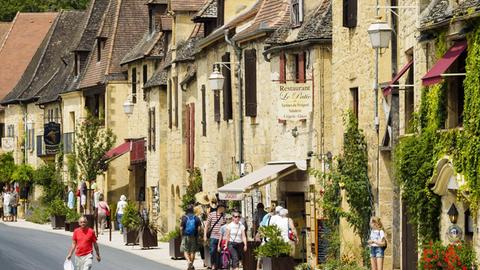 Eine mittelalterliche Häuserreihe in La Roque-Gageac, Département Dordogne in der Region Perigord, Südfrankreich,