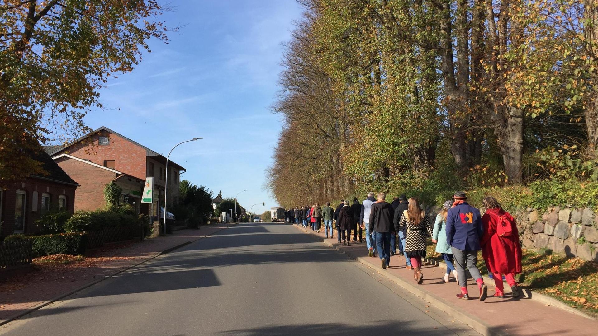 Dorfspaziergang nach dem Gottesdienst: Alte, Jugendliche, Kinder, Mütter und Väter wollen zeigen, dass die Straßen in Sülfeld nicht den Neonazis gehören.