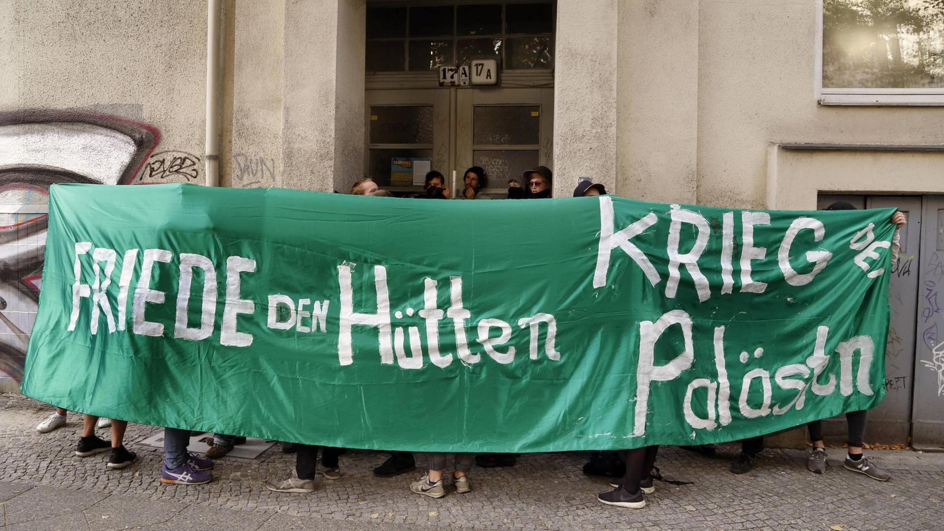 Die Besetzer des Hauses in der Großbeerenstraße in Berlin am 8. September 2018 hinter einem Transparent mit der Aufschrift: Friede den Hütten, Krieg den Palästen