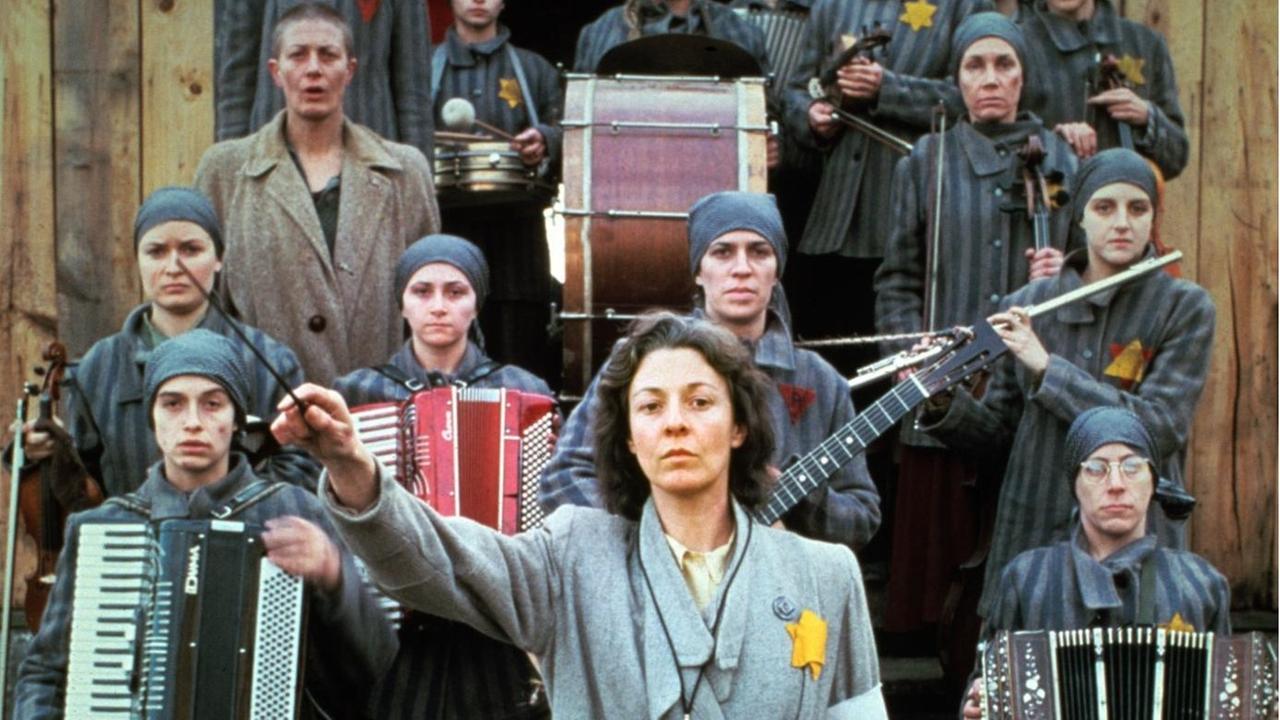 Die US-amerikanische Schauspielerin Jane Alexander dirigiert als Alma Rose (Nichte des Komponisten Gustav Mahler) das Mädchenorchester im gleichnamigen Film "Mädchenorchester in Auschwitz". Undatiert. +++(c) dpa - Report+++ |
1980