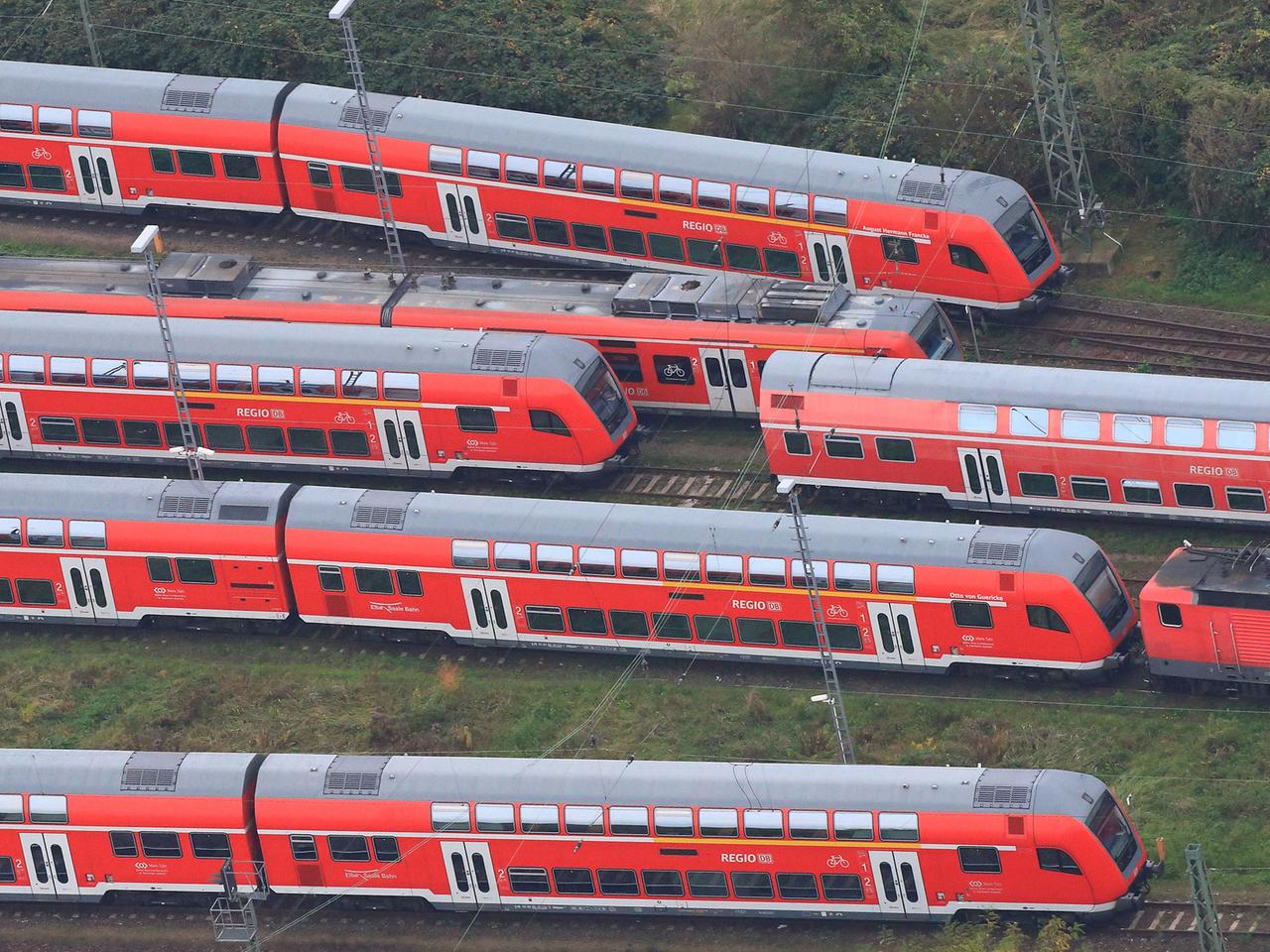 Regionalzüge auf einem Abstellbahnhof, aus der Luft aufgenommen.