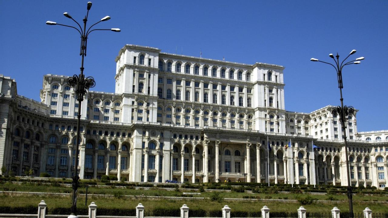 Außenaufnahme des Parlamentsgebäudes in der rumänischen Hauptstadt Bukarest, auch als Haus des Volkes bekannt.