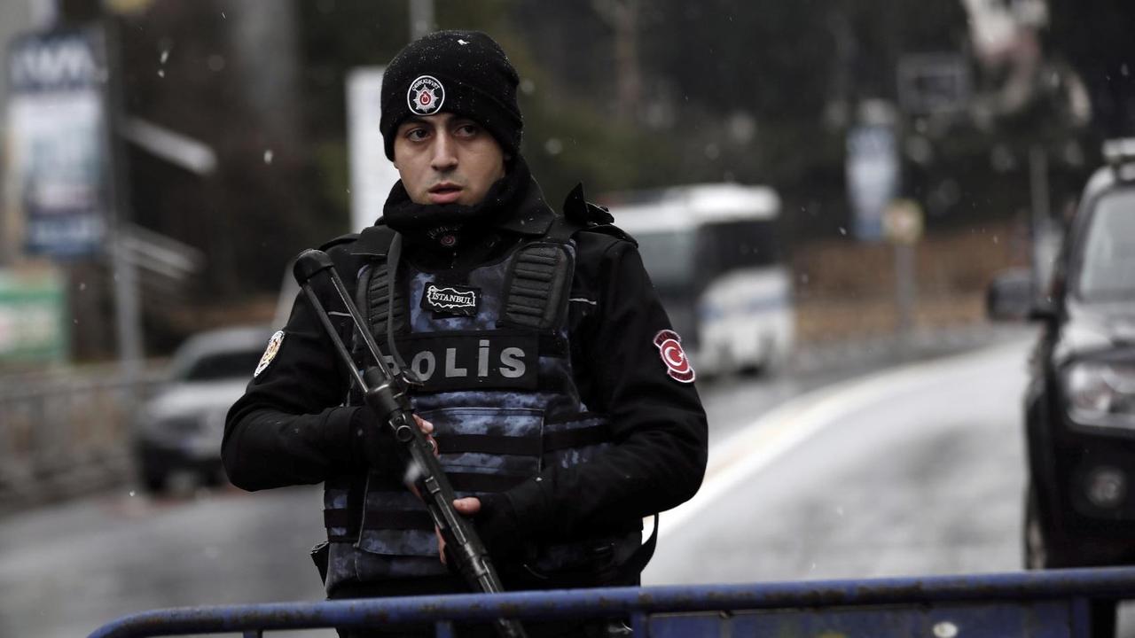 Ein türkischer Polizist blockiert eine Straße in Istanbul.