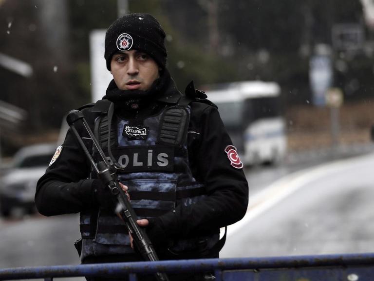 Ein türkischer Polizist blockiert eine Straße in Istanbul.