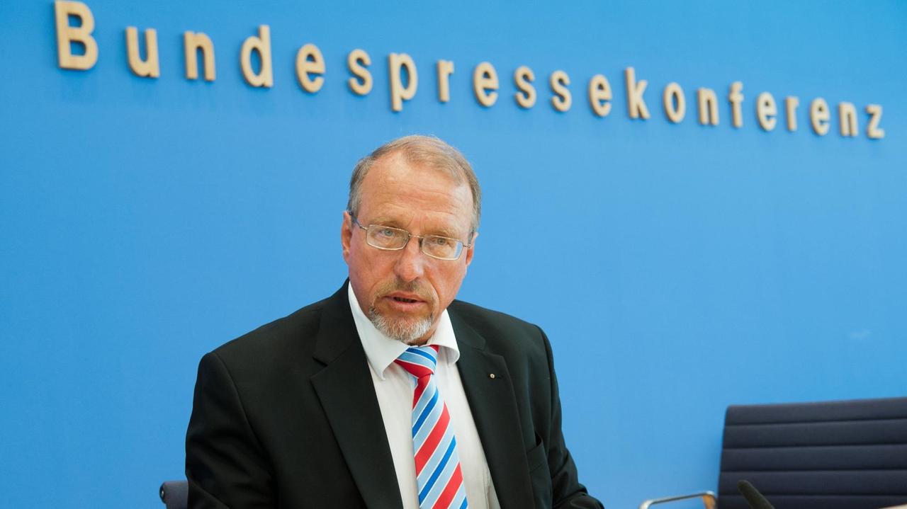 Der Präsident des Deutschen Städte- und Gemeindebundes, Roland Schäfer auf einer Pressekonferenz in Berlin 